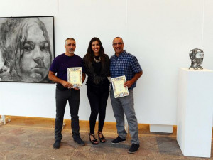 lorena_medina_con_los_ganadores_junto_a_sus_obras_del_premio_de_arte_isora_2016