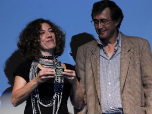 15-11-07_clausura_miradasdoc_yolanda_olmos_firma_adrian_molina_2_productora_mejor_documental_nacional