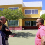 angeles_gonzalez_y_bruno_dominguez_con_el_director_del_ceip_la_cumbrita_2