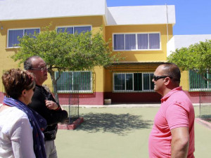 angeles_gonzalez_y_bruno_dominguez_con_el_director_del_ceip_la_cumbrita_2