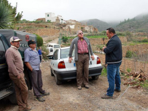 bruno_dominguez_1o_derecha_conversa_con_agricultores_en_las_fuentes