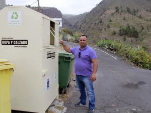 bruno_dominguez_junto_a_un_nuevo_contenedor_colocado_en_acojeja