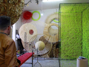 carlos_curbelo_en_su_taller_con_los_preparativos_de_la_pascua_florida_3