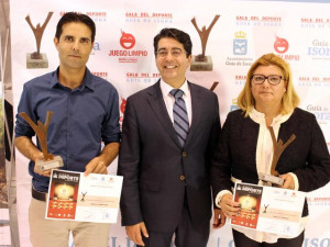 el_alcalde_con_los_mejores_deportistas_de_2015_william_santos_y_ana_isabel_diaz