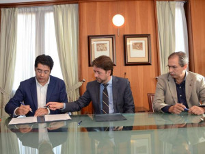 firma_convenio_cabildo-ayto_guia_de_isora_que_permite_ampliar_el_campo_de_futbol_de_chio