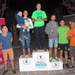 ganadores_absolutos_en_el_podium_junto_a_los_organizadores