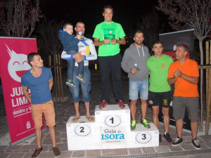 ganadores_absolutos_en_el_podium_junto_a_los_organizadores