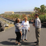 img_6248_angeles_gonzalez_centro_y_jose_rivero_junto_a_una_vecina_en_el_paseo_las_salinas_de_fonsalia