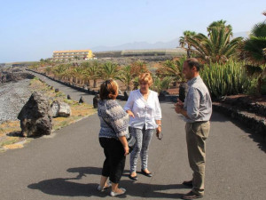 img_6248_angeles_gonzalez_centro_y_jose_rivero_junto_a_una_vecina_en_el_paseo_las_salinas_de_fonsalia