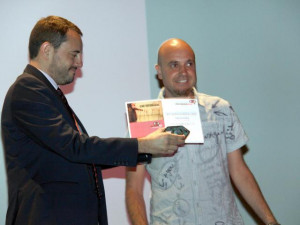 img_6889_xerach_gutierrez_dr_gral_cultura_del_gob_de_canarias_entrega_el_premio_al_mejor_documental_canario_a_octavio_guerra_agua_bendita