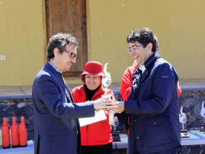 jesus_morales_recogio_uno_de_los_premios_de_bodegas_insulares_de_manos_de_pedro_martin
