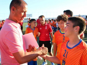 jose_rivero_con_alumnos_de_la_emf_con_la_nueva_equipacion