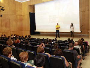 la_concejala_de_cultura_se_dirige_al_alumnado_de_la_emotl2