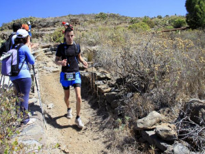 los_senderistas_animan_a_un_corredor_en_la_i_guia_de_isora-vida_trail