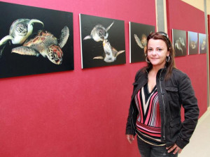 monse_grillo_conversa_junto_a_sus_fotos_sobre_las_tortugas_verdes_de_alcala