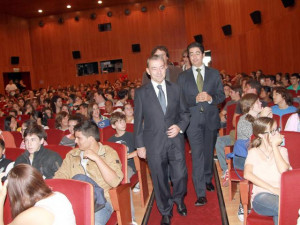 paulino_rivero_accede_a_la_sala_1_del_aditorio_de_guia_de_isora_acompanado_de_pedro_martin