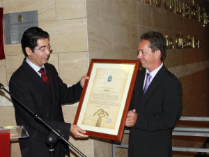 pedro_martin_entrega_un_documento_conmemorativo_a_raul_morales