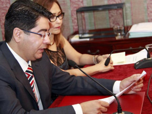 pedro_martin_presidiendo_un_pleno_del_ayuntamiento_de_guia_de_isora