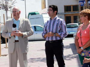 teofilo_gonzalez_1o_izq_en_guia_de_isora_con_el_alcalde_y_la_concejal_de_juventud1