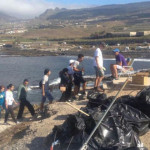 un_grupo_de_jovenes_recoge_basura_dejada_por_campistas_en_punta_blanca