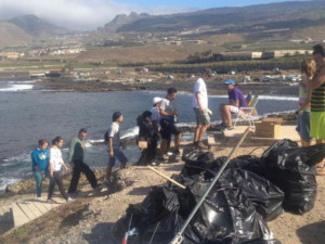 un_grupo_de_jovenes_recoge_basura_dejada_por_campistas_en_punta_blanca