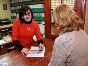 una_ciudadana_tramita_el_certificado_digital_en_el_registro_del_ayuntamiento_de_guia_de_isora