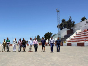visita_de_aurelio_abreu_y_jose_antonio_valbuena_al_campo_de_futbol_de_chio2