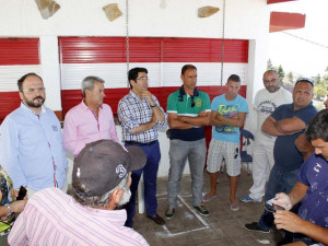 visita_de_aurelio_abreu_y_jose_antonio_valbuena_al_campo_de_futbol_de_chio3