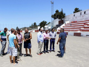 visita_de_aurelio_abrue_y_jose_antonio_valbuena_al_campo_de_futbol_de_chio