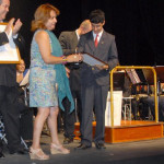josefa_mesa_entrega_un_detalle_al_joven_trompetista_isorano_adan_diaz_perez