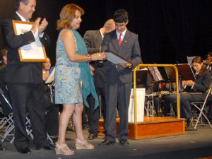 josefa_mesa_entrega_un_detalle_al_joven_trompetista_isorano_adan_diaz_perez