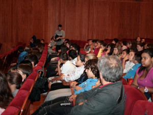 los_estudiantes_asistentes_al_programa_con_otros_ojos_de_miradasdoc_y_el_area_de_educacion_juventud_e_igualdad_del_cabildo_de_tenerife