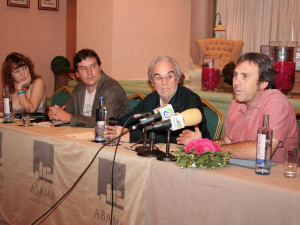 rueda_de_prensa_de_izq_a_der_lola_mayo_alejandro_krawietz_manuel_gutierrez_aragon_y_tono_folguera