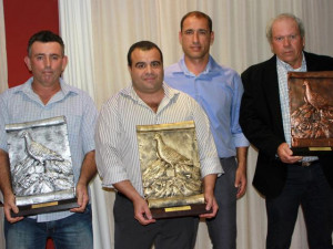 sebastian_dario_jose_luis_herrera_jose_rivero_y_jose_mesa_en_la_entrega_de_trofeos_sc_union_sur_2012