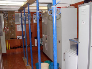 una_sala_en_mal_estado_de_la_sede_de_la_policia_local_de_guia_de_isora