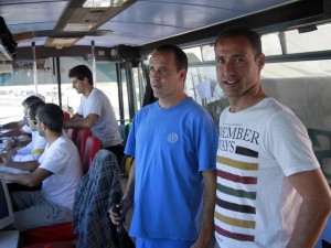 angel_lobo_y_jose_rivero_der_durante_un_campeonato_de_surf_en_punta_blanca