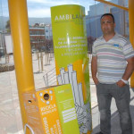 bruno_dominguez_junto_a_los_contenedores_de_recogida_de_lamparas_y_fluorescentes1