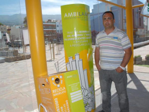 bruno_dominguez_junto_a_los_contenedores_de_recogida_de_lamparas_y_fluorescentes1
