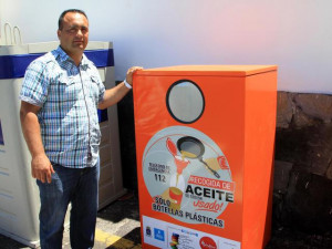 bruno_dominguez_posa_junto_a_uno_de_los_contenedores_de_recogida_de_aceite_domestico_usado2
