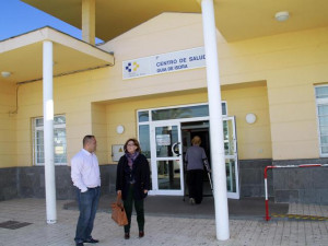 bruno_dominguez_y_carmen_alicia_gonzalez_en_las_puertas_del_centro_de_salud_de_guia_casco