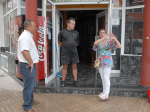 bruno_dominguez_y_mercedes_gonzalez_visitando_negocios_de_la_calle_carero_en_alcala