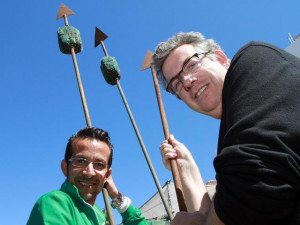 carlos_curbelo_izq_y_jordi_abello_junto_a_detalle_de_la_lanzada_de_la_escuela_catalana_de_arte_floral