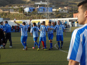 celebracion_de_los_jugadores_isoranos_al_final_del_partido2