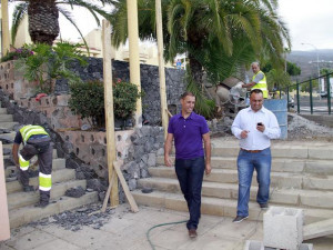 el_concejal_de_servicios_bruno_dominguez_der_visito_obras_de_embellecimiento_plaza_del_emigrante_en_guia