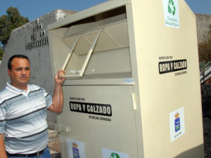 el_concejal_de_servicios_isorano_bruno_dominguez_junto_a_un_contendor_para_recogida_de_ropa_y_calzado2