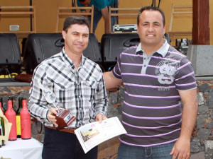 el_representante_de_vina_engracia_recoge_el_primer_premio_de_vinos_blancos_elaborados