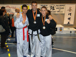 julio_dorta_centro_junto_a_raul_carlos_izq_y_a_borja_montesinos_der_con_sus_medallas_0