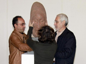 montaje_de_la_exposicion_de_escultura_de_manuel_bethencourt_en_guia_de_isora1