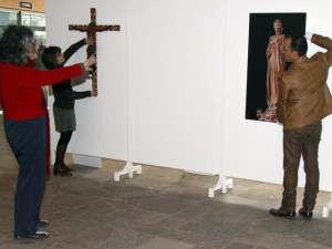 montaje_de_la_exposicion_de_escultura_de_manuel_bethencourt_en_guia_de_isora2