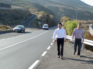 pedro_martin_y_javier_hernandez_junto_a_la_tf-82_en_el_acceso_a_acojeja